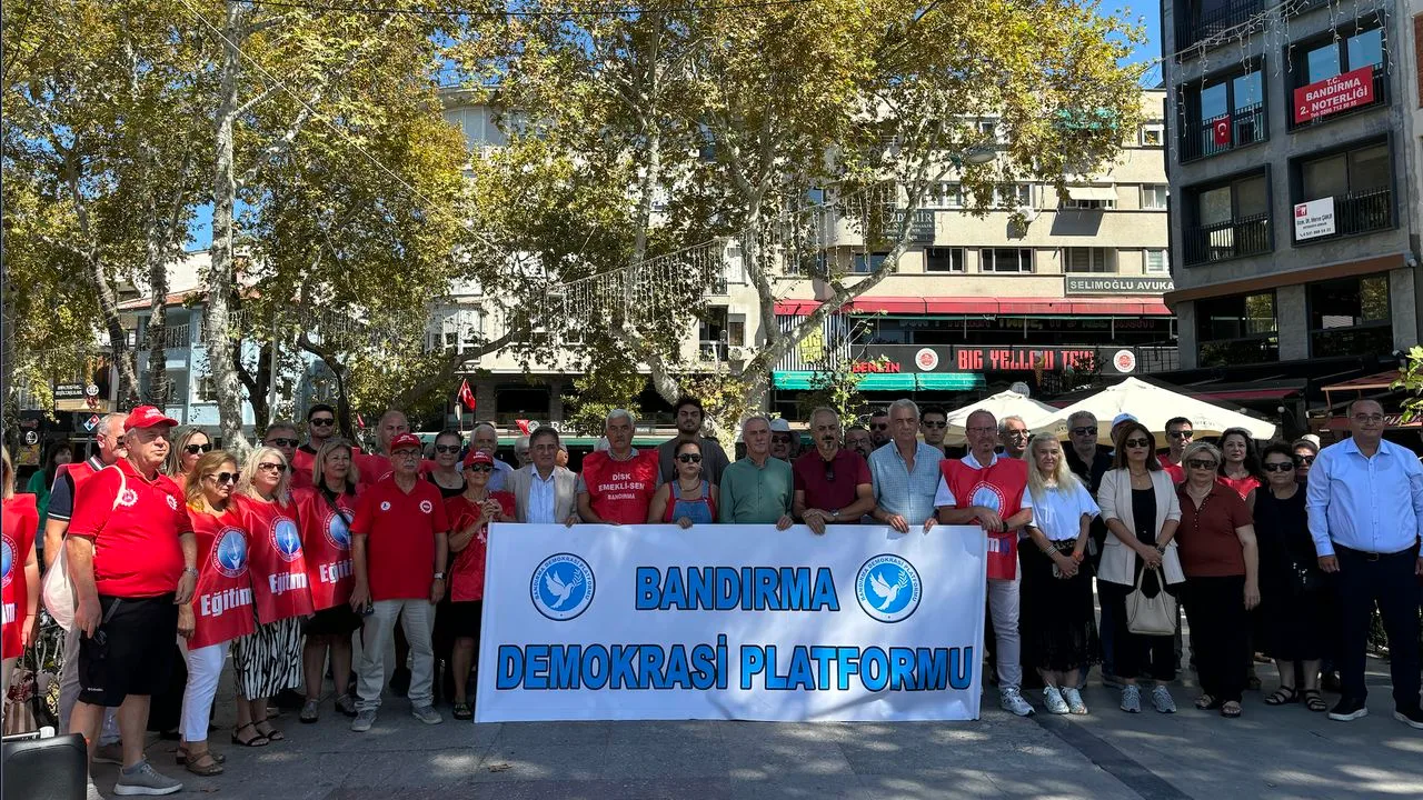 Bandırma'da 12 Eylül darbesine tepki: "Demokrasi mücadelesinden vazgeçmeyeceğiz”